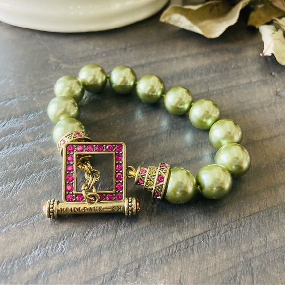 Heidi daus crystals bronze tone bangle and faux pearls toggle clasp bracelet. - Picture 9 of 12